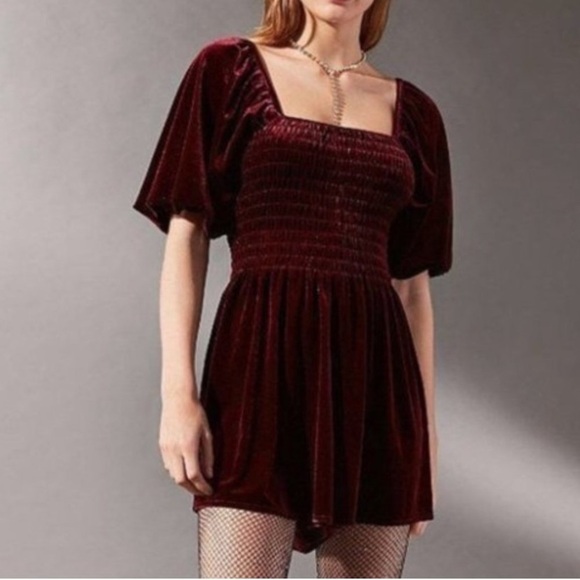 Urban outfitters small short puff sleeve smocked crushed velvet romper new - Picture 1 of 12
